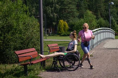 Sonja Lahtinen kertoo haluaa Suomen suurimmat silikonirinnat: